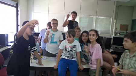 και για ενθύμιο ένα επιστημονικό δωράκι...χιόνι μαγικό!!